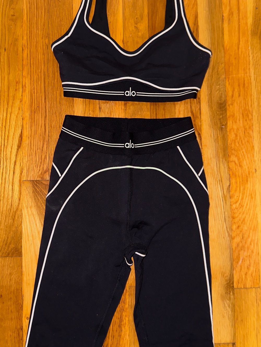 ALO set ( leggings and bra )
